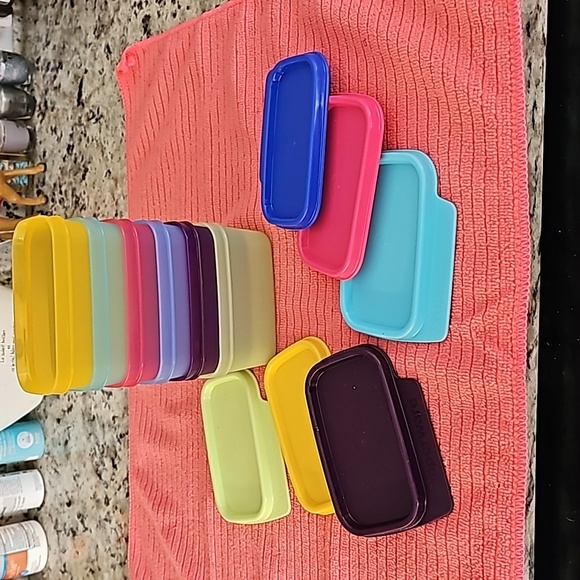 Colorful Set of 6 Tupperware Tab Containers! - Picture 9 of 10